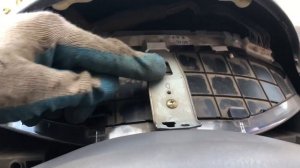 Как снять щиток приборов на автомобиле Mazda Premacy