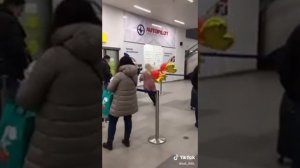 ДЕВУШКИ ВСТРЕЧАЮТ СВОИХ ПАРНЕЙ С АРМИИ часть 2