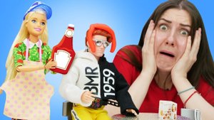 Барби подрабатывает в кафе - Хорошая ли Барби официантка? Смешные видео для девочек про кукол Барби