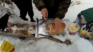 Батон с сыром и чесноком, запечённый в фольге на костре