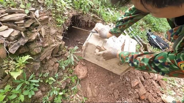 Treasure Hunters Found 1 Old Wooden Chest With Lots of Valuables | Giant venomous snake guarding смотреть онлайн