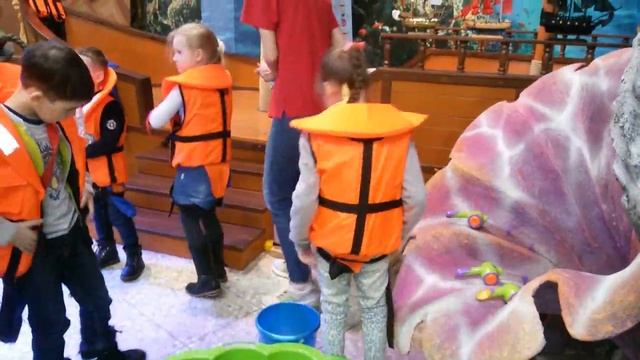 Полли ТУШИТ ПОЖАР Работает МОДЕЛЬЮ Печет БУЛОЧКИ ГОРОД ПРОФЕССИЙ[ ЧАДОГРАД смотреть онлайн