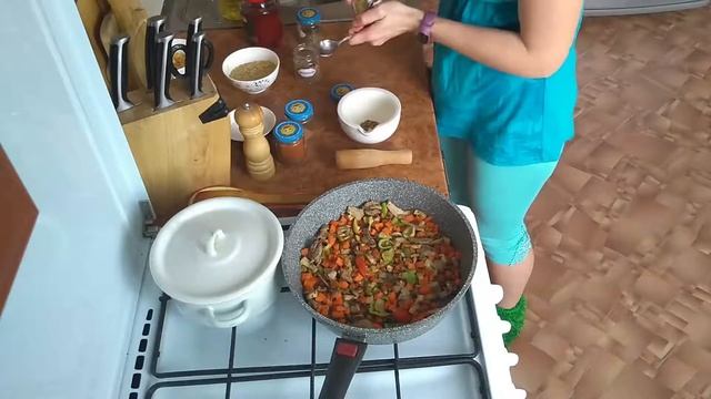 Курица с рисом, грибами и специями. Вкусный рецепт! смотреть онлайн