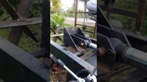 Самодельный гидравлический дровокол с центробежным сцеплением на привод насоса.