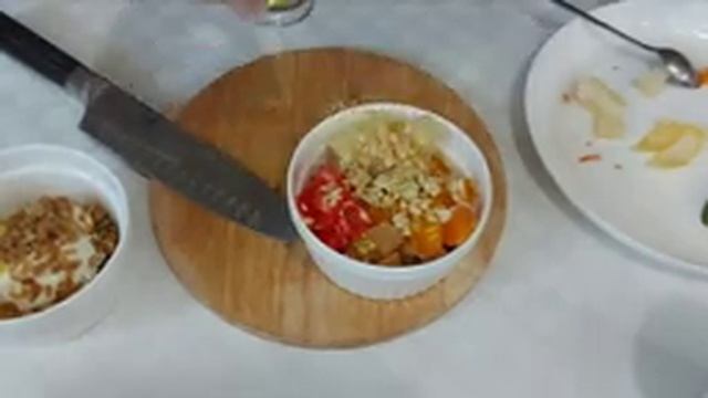 Фруктовый десерт с сыром и мюсли