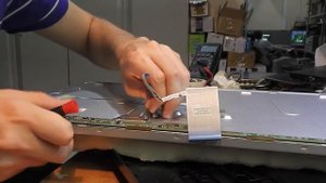 Мерцает экран. Дефекты изображения. Монитор Viewsonic VX2370SMH-LED. Плохой контакт шлейфа