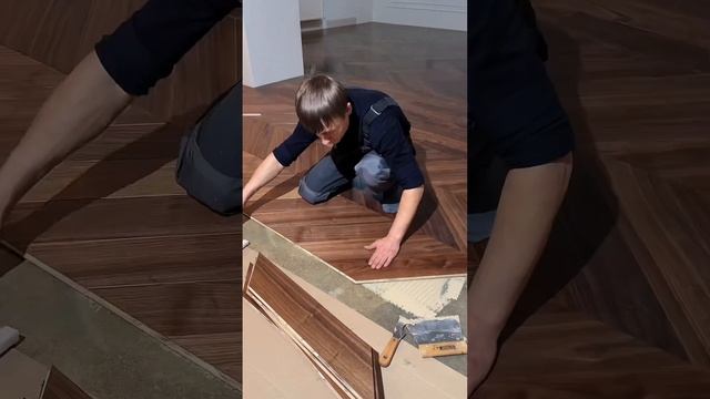 Монтаж паркета из Американского ореха #сталинка #полы #старыйфонд #капитальныйремонт #укладка смотреть онлайн
