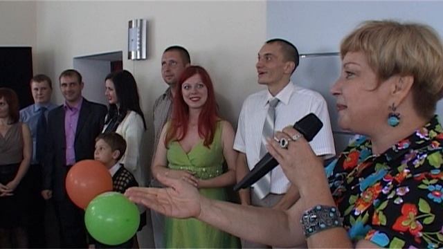 Фееричное появление молодожёнов в кафе на свадебном вечере смотреть онлайн