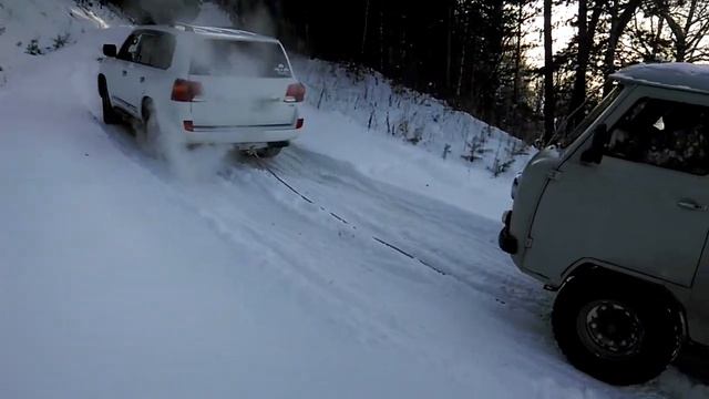 Крузер 200 спасает УАЗик