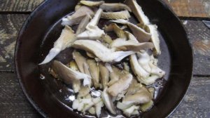 Салат с вешенками и помидором