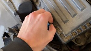 Audi Q3 (8U) 2.0TDI engine air filter replacement
