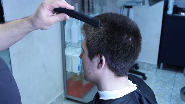 Баттл: короткая модельная стрижка. Машинка над расческой ИЛИ насадки? смотреть онлайн