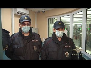 В московском метро полицейский помог спасти упавшего на рельсы ребенка