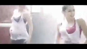 Песня.     мокрая девочка танцует