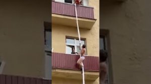 Муж поймал жену с любовником.