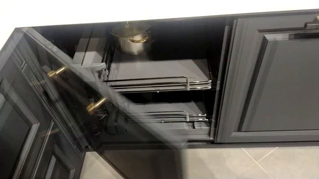 ЧЕРНЫЙ КУХОННЫЙ ГАРНИТУР /кухня в классическом стиле с обеденной зоной. смотреть онлайн