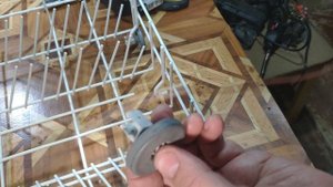 Посудомоечная машина, ремонт колеса корзины для посуды.