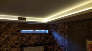 подсветка светодиодной лентой в угловом алюминиевом профиле .