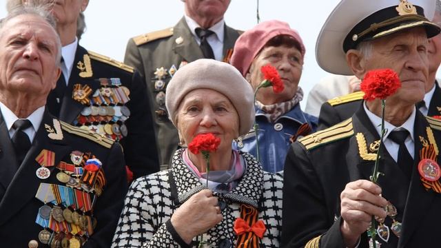 Аппликация "Красные гвоздики" ко Дню Победы