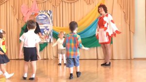 Дискотека в садике! Дети смешно танцуют под современную музыку