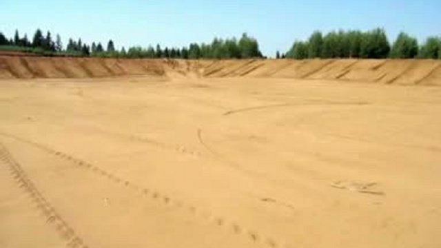 В центре полигона.