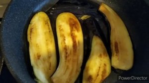 Рулетики из баклажанов с куриной грудкой под сыром