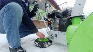Снегоуборщик RedVerg RD 240 65 в работе Как запустить бензиновый самоходный cнежник