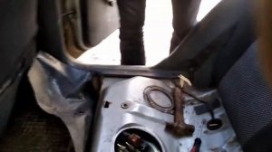Как проверить лампочку топлива без снятия приборки..