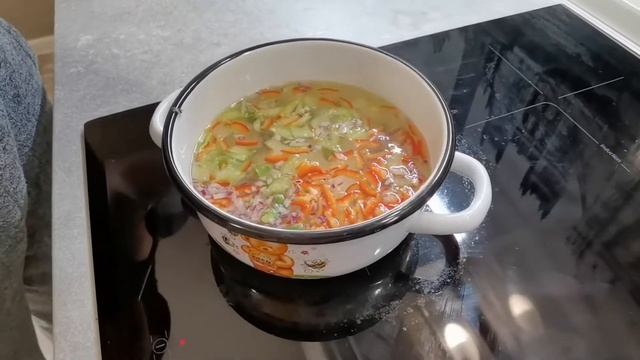 Супчик с фрикадельками для ребёнка 9-12 месяцев. Чем кормить ребёнка. Суп для детей от 9 месяцев. смотреть онлайн