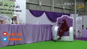 Маленькая девочка со слезами читает Коран