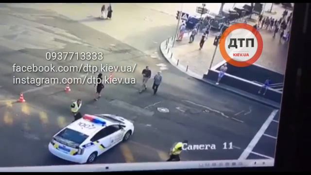 Озверевший хулиган пробежался по патрульному автомобилю в Киеве на Крещатике. через минуту был заде смотреть онлайн