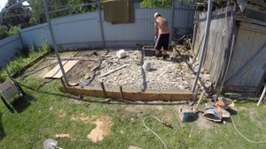 Самодельная виброрейка по маякам из бетона