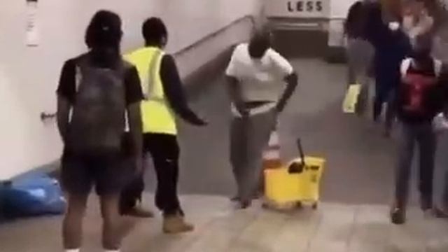 В метро Ny York сходил в туалет ? ??? смотреть онлайн