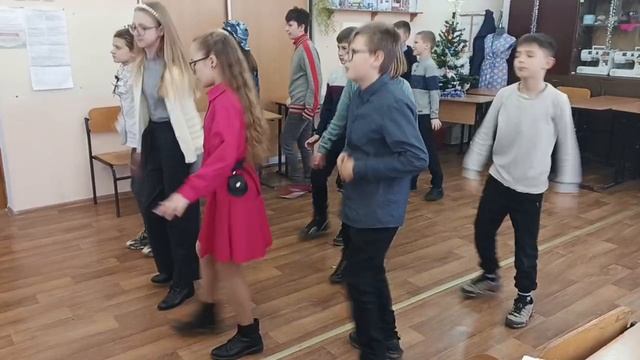 Новогодний флешмоб 5-В класс ГБОУ СОШ №12 смотреть онлайн