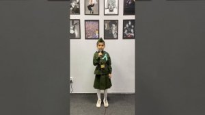 Идёт солдат по городу  поёт девочка 8 лет