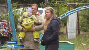 Старые качели упали и сломали ребенку руки