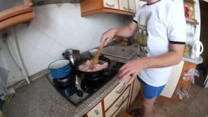 Самвел Адамян орудует яйцами, быстрый и почти полезный завтрак)