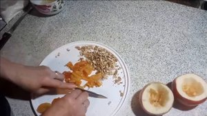 Яблоки рождественские, фаршированные курагой и грецкими орехами.