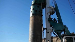 Casagrande B250. Установка и забивка обсадной трубы.
