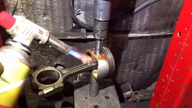 Как выпрессовать пальцы с поршней. смотреть онлайн