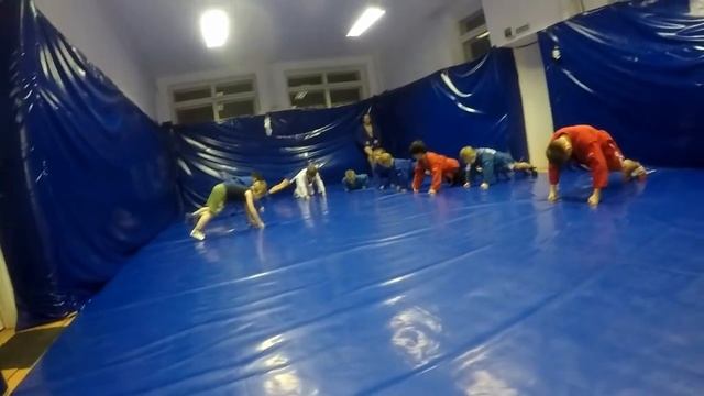 ПОЗДРАВЛЯЕМ ТРЕНЕРА С ДНЕМ РОЖДЕНИЯ И ОТРАБАТЫВАЕМ БЕДРО. САМБО ДЕТИ смотреть онлайн