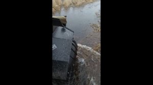Вездеход Tundra 4x4 1 плывёт по болоту
