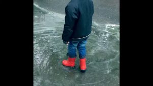 Катаемся на квадроцикл по лужам,трансформеры в луже.Ride a quad bike through the puddles transforme