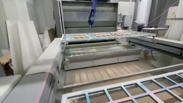 Робот YASKAWA качественно и быстро распыляет клей перед мембранным прессом смотреть онлайн