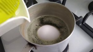 Тестирую натуральные красители на яйцах. Крапива. Кофе. Паприка.