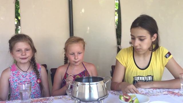 Фондю челлендж FONDUE CHALLENGE ШОКОЛАД шоколадное фондю Видео для детей смотреть онлайн