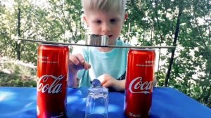 Тимур делает опыты с магнитом играя магнитным полем