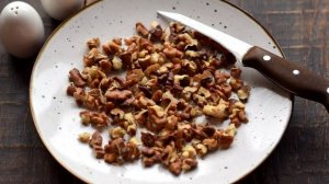 Салат с курицей, пекинской капустой и черносливом