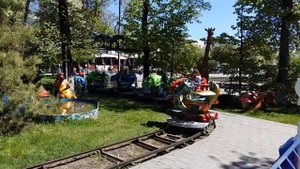 Горсад Тюмень. Толя и его семья на аттракционах! Весело проводим выходной день!)