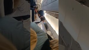 Пилот Армянских авиалинии прикрывает свой зад Российскими пассажирами.